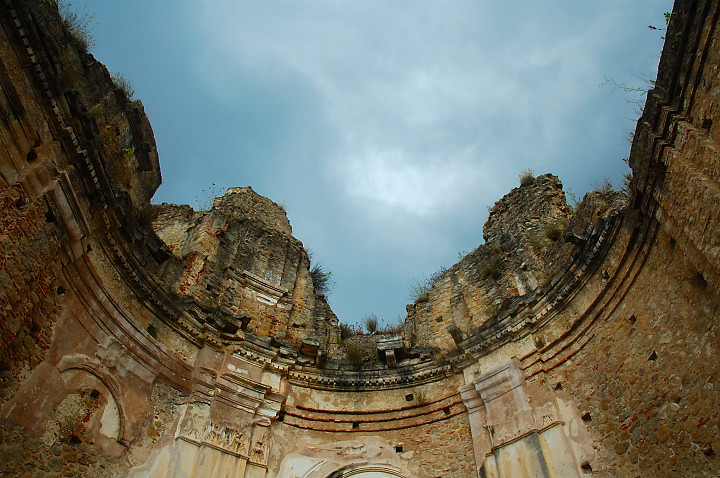 050823-011.jpg - Ruins of a church in  Soriano 